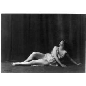   1927,inventor of American modern dance,seated on floor