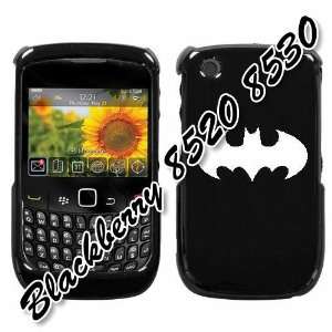 BLACKBERRY 8520 8530 9300 3G WHITE BATMAN SYMBOL ON A BLACK HARD CASE 