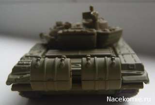 72 T 72 Soviet Tank Die Cast model & Magazine 1 Russian Fabbri 