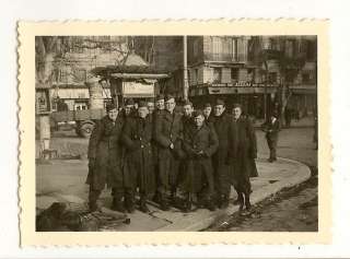 WWII PHOTO ~ US SOLDIERS GROUP PHOTO IN A CITY ~ W092  