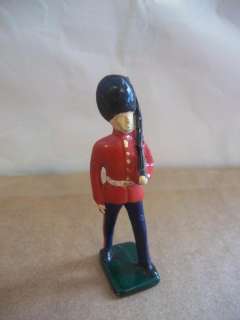 Unknown Vintage BRITAINS Royal Guard Lead figure, guarding  
