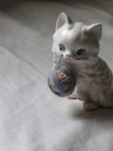 Vintage Enesco Ceramic White Kitty Cat Figurine Figure W/Yarn  