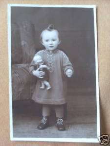alte Ansichtskarte Kind / Puppe um 1920  