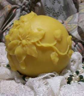 this mold will make a poinsettia flower ball with trailing vines as 